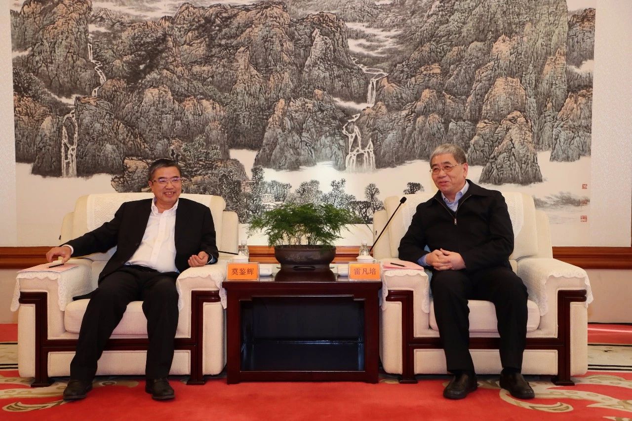 雷凡培會(huì)見(jiàn)中國(guó)船級(jí)社黨委副書記、總裁莫鑒輝一行