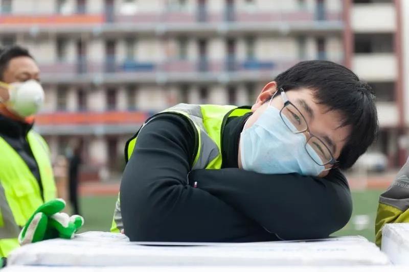 志愿者賈威：“累了，趴下歇會(huì)兒”
