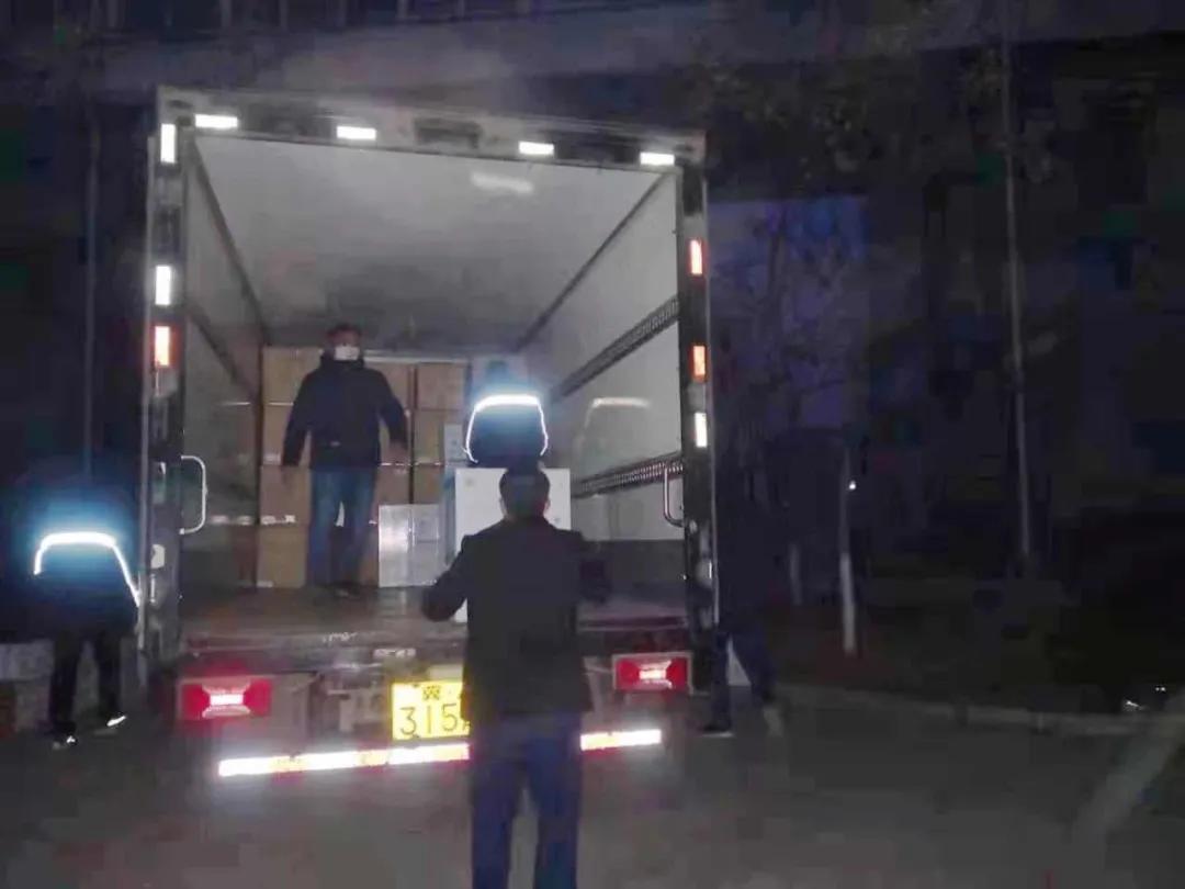 這樣深夜連續(xù)作業(yè)，已堅持了多日